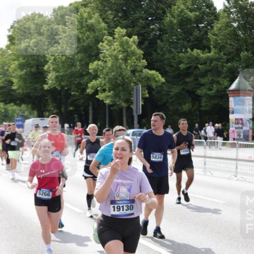 29.06.2025 - hella hamburg halbmarathon Jannik Wohlers http://msf.ph/oto/8159622 29.06.2025 10:18:24 Lombardsbrücke 1349, 1521, 2781, 2821, 3529, 3591, 3592, 3631, 4718, 4802, 5049, 5264, 5266, 5834, 5910, 6413, 7051, 7121, 7214, 7252, 8665, 8780, 9272, 9276, 9505, 9549, 10467, 10502, 10816, 10856, 11020, 12239, 12347, 12890, 13464, 14247, 14294, 14532, 14627, 14760, 14966, 14967, 15138, 15208, 15402, 15657, 15749, 15881, 16196, 17027, 17030, 17052, 17490, 17567, 18246, 18336, 18456, 18519, 19010 meine-sportfotos.de