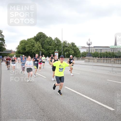29.06.2025 - hella hamburg halbmarathon Jannik Wohlers http://msf.ph/oto/8159825 29.06.2025 10:54:47 Lombardsbrücke 1013, 2090, 2452, 3157, 3274, 3577, 4039, 4628, 5040, 6395, 6396, 6944, 7219, 7238, 7766, 8403, 8519, 10109, 10458, 10686, 11737, 11788, 11908, 12147, 12148, 13098, 13230, 13548, 14515, 14651, 15152, 15160, 15581, 15782, 15843, 16057, 16432, 16433, 16664, 16665, 17090, 19199 meine-sportfotos.de