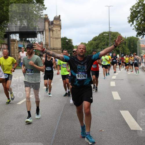 29.06.2025 - hella hamburg halbmarathon Yannick Fuchs http://msf.ph/oto/8159841 29.06.2025 10:38:44 20KM 1057, 1220, 1391, 1415, 1468, 1782, 1902, 1941, 2365, 2402, 2415, 2816, 3004, 3021, 3305, 3907, 4310, 4991, 4999, 5231, 5275, 5476, 5624, 5884, 6490, 6903, 7005, 7191, 7322, 8722, 9159, 9374, 9444, 9633, 10193, 10596, 10930, 11469, 12159, 12554, 12711, 12966, 13123, 14351, 14667, 14798, 14816, 15185, 15225, 15233, 15280, 15862, 16316, 16506, 16893, 17097, 17251, 17729, 17748, 18560, 18806, 19207 meine-sportfotos.de