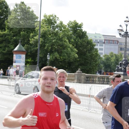 29.06.2025 - hella hamburg halbmarathon Jannik Wohlers http://msf.ph/oto/8159961 29.06.2025 10:18:27 Lombardsbrücke 1349, 1521, 2096, 2781, 2821, 3026, 3591, 3592, 3631, 4718, 4802, 4845, 5049, 5264, 5266, 5834, 5910, 6413, 7051, 7121, 7214, 7252, 8665, 8780, 9270, 9272, 9276, 9549, 10037, 10467, 10816, 10856, 11020, 12239, 12347, 12890, 13204, 13464, 14247, 14294, 14532, 14760, 14966, 14967, 15138, 15402, 15657, 15881, 16196, 17027, 17030, 17052, 17386, 17490, 17548, 17567, 17571, 18002, 18217, 18246, 18336, 18456, 18519, 18568, 19010 meine-sportfotos.de