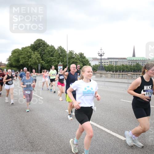 29.06.2025 - hella hamburg halbmarathon Jannik Wohlers http://msf.ph/oto/8159967 29.06.2025 10:54:49 Lombardsbrücke 1013, 2090, 2452, 3115, 3157, 3274, 3577, 4039, 4628, 5040, 5483, 6395, 6396, 6944, 7219, 7238, 7766, 8403, 8519, 10458, 11737, 11788, 11908, 12147, 12148, 13098, 13230, 13548, 14515, 14651, 15152, 15160, 15581, 15782, 15843, 16057, 16385, 16432, 16433, 16533, 16664, 16665, 17090, 19199 meine-sportfotos.de