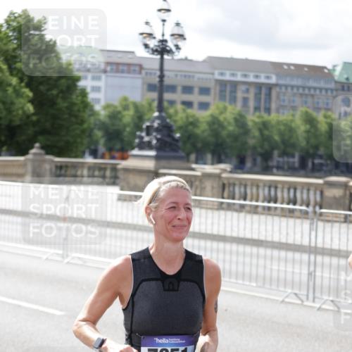 29.06.2025 - hella hamburg halbmarathon Jannik Wohlers http://msf.ph/oto/8160018 29.06.2025 10:18:28 Lombardsbrücke 1349, 1521, 2096, 2781, 2821, 3026, 3591, 3592, 3631, 4718, 4845, 5049, 5264, 5266, 5834, 5910, 6194, 6413, 6736, 7051, 7121, 7214, 7252, 8665, 8780, 9270, 9272, 9276, 9549, 10037, 10467, 10816, 10856, 11743, 12239, 12347, 12890, 13204, 13464, 14247, 14294, 14532, 14760, 14966, 15138, 15402, 15657, 15881, 16196, 17027, 17030, 17052, 17386, 17490, 17510, 17548, 17567, 17571, 18002, 18217, 18246, 18336, 18456, 18519, 18568, 18591, 19010 meine-sportfotos.de