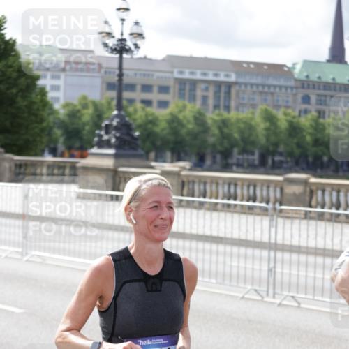 29.06.2025 - hella hamburg halbmarathon Jannik Wohlers http://msf.ph/oto/8160028 29.06.2025 10:18:28 Lombardsbrücke 1349, 1521, 2096, 2781, 2821, 3026, 3591, 3592, 3631, 4718, 4845, 5049, 5264, 5266, 5834, 5910, 6194, 6413, 6736, 7051, 7121, 7214, 7252, 8665, 8780, 9270, 9272, 9276, 9549, 10037, 10467, 10816, 10856, 11743, 12239, 12347, 12890, 13204, 13464, 14247, 14294, 14532, 14760, 14966, 15138, 15402, 15657, 15881, 16196, 17027, 17030, 17052, 17386, 17490, 17510, 17548, 17567, 17571, 18002, 18217, 18246, 18336, 18456, 18519, 18568, 18591, 19010 meine-sportfotos.de