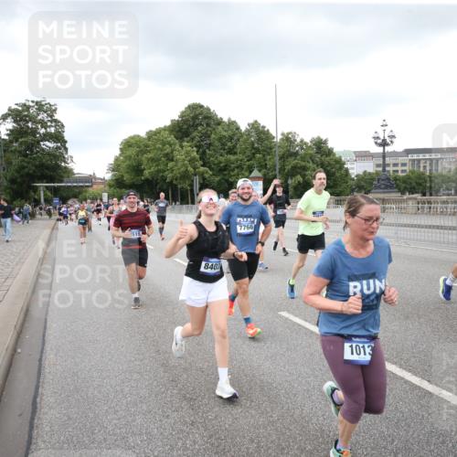 29.06.2025 - hella hamburg halbmarathon Jannik Wohlers http://msf.ph/oto/8160041 29.06.2025 10:54:51 Lombardsbrücke 1013, 2090, 2452, 3115, 3157, 3274, 3577, 4039, 4628, 5040, 5483, 6395, 6396, 6944, 7219, 7238, 7680, 7766, 8403, 8519, 10458, 11109, 11737, 11788, 11908, 12147, 12148, 13098, 13230, 13548, 14515, 14651, 14727, 15152, 15160, 15581, 15782, 15843, 16057, 16385, 16533, 17090, 19199 meine-sportfotos.de