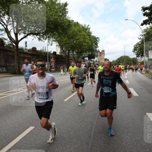 29.06.2025 - hella hamburg halbmarathon Yannick Fuchs http://msf.ph/oto/8160159 29.06.2025 10:38:45 20KM 1057, 1220, 1391, 1415, 1468, 1782, 1902, 1941, 2365, 2402, 2415, 2816, 3004, 3021, 3305, 3907, 4310, 4691, 4991, 4999, 5231, 5275, 5476, 5624, 5884, 6490, 6903, 7005, 7191, 7322, 8722, 9159, 9374, 9444, 9633, 10193, 10596, 11469, 12159, 12554, 12711, 12966, 13123, 14351, 14667, 14798, 14816, 15185, 15225, 15233, 15280, 15862, 16316, 16506, 16893, 17097, 17251, 17729, 17748, 18560, 18806, 19207 meine-sportfotos.de