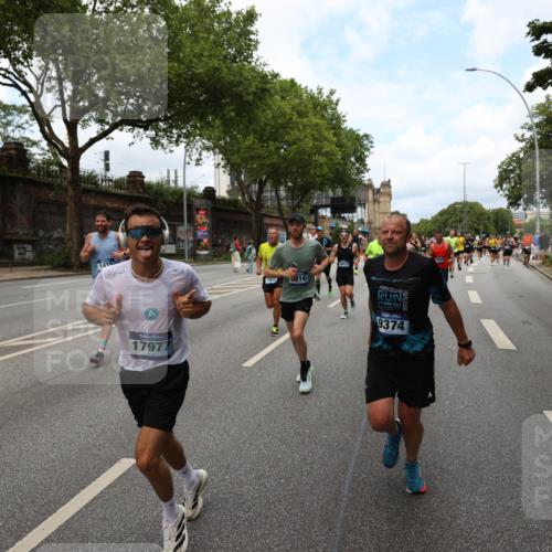 29.06.2025 - hella hamburg halbmarathon Yannick Fuchs http://msf.ph/oto/8160172 29.06.2025 10:38:45 20KM 1057, 1220, 1391, 1415, 1468, 1782, 1902, 1941, 2365, 2402, 2415, 2816, 3004, 3021, 3305, 3907, 4310, 4691, 4991, 4999, 5231, 5275, 5476, 5624, 5884, 6490, 6903, 7005, 7191, 7322, 8722, 9159, 9374, 9444, 9633, 10193, 10596, 11469, 12159, 12554, 12711, 12966, 13123, 14351, 14667, 14798, 14816, 15185, 15225, 15233, 15280, 15862, 16316, 16506, 16893, 17097, 17251, 17729, 17748, 18560, 18806, 19207 meine-sportfotos.de