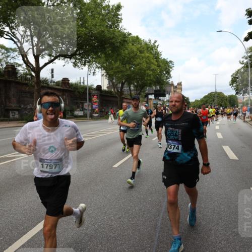 29.06.2025 - hella hamburg halbmarathon Yannick Fuchs http://msf.ph/oto/8160197 29.06.2025 10:38:46 20KM 1057, 1220, 1391, 1415, 1468, 1782, 1902, 1941, 2365, 2402, 2415, 2816, 3004, 3021, 3098, 3305, 3907, 4310, 4691, 4991, 4999, 5231, 5275, 5476, 5624, 5884, 6490, 6903, 7005, 7191, 7322, 7710, 8722, 9159, 9374, 9444, 9633, 10193, 10596, 11469, 12159, 12554, 12711, 13123, 14351, 14667, 14798, 14816, 15185, 15225, 15233, 15280, 15862, 16316, 16506, 16893, 17097, 17251, 17729, 17748, 18560, 18806, 19207 meine-sportfotos.de