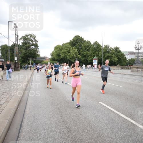 29.06.2025 - hella hamburg halbmarathon Jannik Wohlers http://msf.ph/oto/8160313 29.06.2025 10:54:54 Lombardsbrücke 1013, 1917, 2090, 2452, 3115, 3157, 3577, 4039, 4628, 5040, 5483, 6395, 6396, 6944, 7219, 7680, 7766, 8403, 8519, 10458, 10885, 11109, 11737, 12147, 12148, 13098, 13230, 14515, 14651, 14727, 15152, 15160, 15581, 15782, 15843, 16385, 16533, 17090, 19199 meine-sportfotos.de