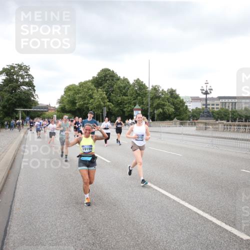29.06.2025 - hella hamburg halbmarathon Jannik Wohlers http://msf.ph/oto/8160415 29.06.2025 10:54:56 Lombardsbrücke 1013, 1917, 2090, 2452, 3115, 3157, 3577, 4039, 4628, 5040, 5483, 6395, 6396, 7219, 7680, 7766, 8403, 8519, 10458, 10885, 11109, 11737, 13098, 13230, 14727, 15152, 15160, 15581, 15782, 15843, 16267, 16385, 16533, 17019, 17396, 18972, 19199 meine-sportfotos.de