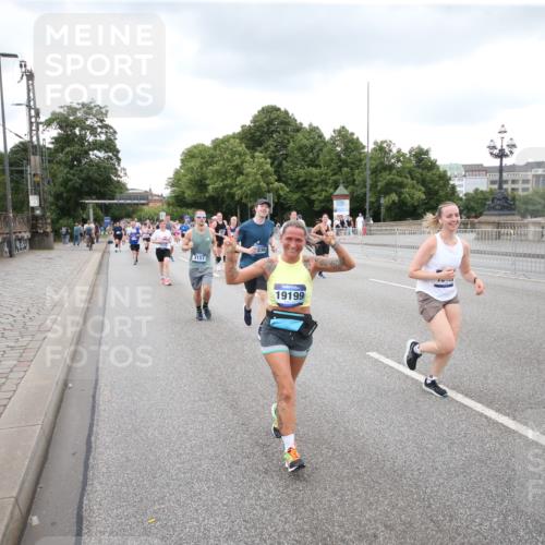 29.06.2025 - hella hamburg halbmarathon Jannik Wohlers http://msf.ph/oto/8160428 29.06.2025 10:54:57 Lombardsbrücke 1013, 1873, 1917, 2090, 2452, 3115, 3157, 3577, 4039, 4628, 5040, 5483, 5487, 6395, 6396, 7219, 7680, 7766, 8403, 8519, 8626, 10458, 10885, 11109, 13098, 13230, 14727, 15152, 15160, 15581, 15782, 15843, 16267, 16385, 16533, 17019, 17396, 18972, 19199 meine-sportfotos.de