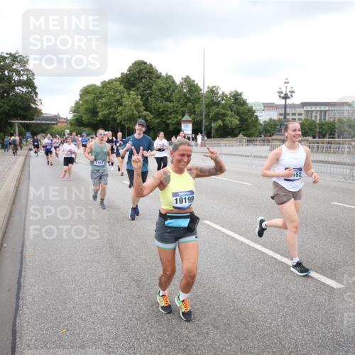 29.06.2025 - hella hamburg halbmarathon Jannik Wohlers http://msf.ph/oto/8160468 29.06.2025 10:54:57 Lombardsbrücke 1013, 1873, 1917, 2090, 2452, 3115, 3157, 3577, 4039, 4628, 5040, 5483, 5487, 6395, 6396, 7219, 7680, 7766, 8403, 8519, 8626, 10458, 10885, 11109, 13098, 13230, 14727, 15152, 15160, 15581, 15782, 15843, 16267, 16385, 16533, 17019, 17396, 18972, 19199 meine-sportfotos.de