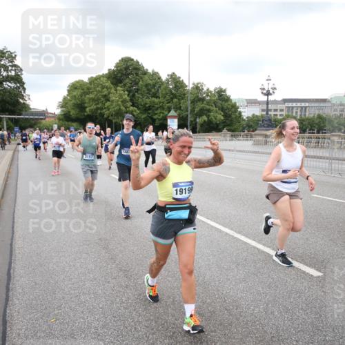 29.06.2025 - hella hamburg halbmarathon Jannik Wohlers http://msf.ph/oto/8160482 29.06.2025 10:54:57 Lombardsbrücke 1013, 1873, 1917, 2090, 2452, 3115, 3157, 3577, 4039, 4628, 5040, 5483, 5487, 6395, 6396, 7219, 7680, 7766, 8403, 8519, 8626, 10458, 10885, 11109, 13098, 13230, 14727, 15152, 15160, 15581, 15782, 15843, 16267, 16385, 16533, 17019, 17396, 18972, 19199 meine-sportfotos.de