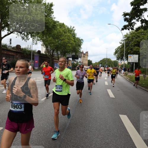 29.06.2025 - hella hamburg halbmarathon Yannick Fuchs http://msf.ph/oto/8160644 29.06.2025 10:38:51 20KM 1057, 1220, 1391, 1468, 1782, 1902, 1941, 2365, 2402, 2415, 3004, 3021, 3098, 3305, 4310, 4691, 4991, 5231, 5476, 5884, 6903, 7191, 7322, 7710, 8722, 8928, 9159, 9444, 10193, 10596, 11469, 12159, 12554, 12711, 13123, 14351, 14667, 14816, 15185, 15225, 15233, 15280, 16316, 16506, 16893, 17097, 17406, 17729, 17748, 18560, 18806, 19207 meine-sportfotos.de
