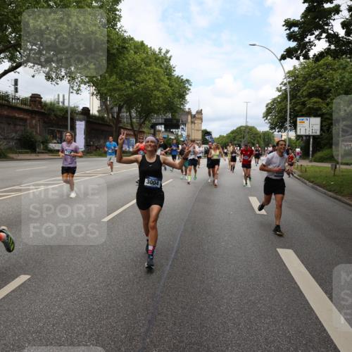 29.06.2025 - hella hamburg halbmarathon Yannick Fuchs http://msf.ph/oto/8161181 29.06.2025 10:38:58 20KM 1057, 1391, 1413, 1468, 1697, 1782, 1902, 1941, 2365, 2402, 2415, 3004, 3098, 3305, 4691, 4991, 5884, 7322, 7710, 8928, 9159, 9302, 10596, 12159, 12711, 13123, 13975, 14351, 14464, 14667, 14686, 14687, 14703, 14816, 15185, 16506, 17097, 17406, 18539, 18560, 18806, 19207 meine-sportfotos.de