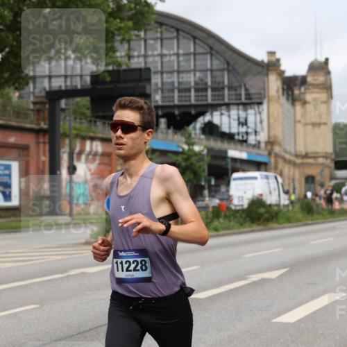 29.06.2025 - hella hamburg halbmarathon Yannick Fuchs http://msf.ph/oto/8161636 29.06.2025 10:21:04 20KM 4338, 9767, 10468, 11228, 13346, 14107, 16615, 17003 meine-sportfotos.de