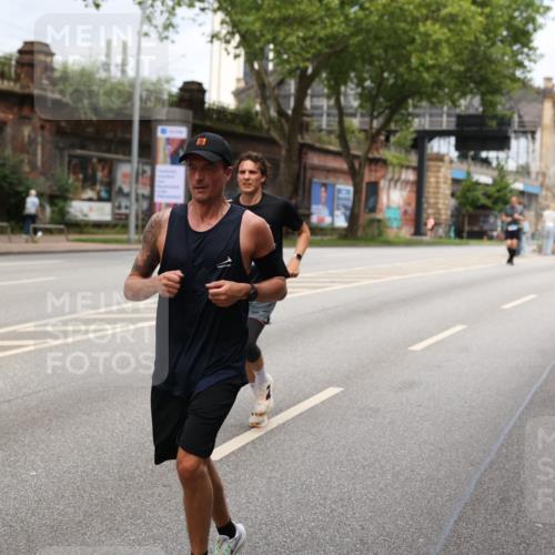 29.06.2025 - hella hamburg halbmarathon Yannick Fuchs http://msf.ph/oto/8161928 29.06.2025 10:39:06 20KM 1057, 1413, 1424, 1468, 1520, 1697, 1782, 1941, 2415, 2890, 2970, 3098, 3305, 4270, 4691, 4915, 7710, 8928, 9302, 11809, 13975, 14351, 14464, 14686, 14687, 14703, 15334, 16058, 17097, 17120, 17406, 18539, 18560, 18631, 18806, 19207 meine-sportfotos.de