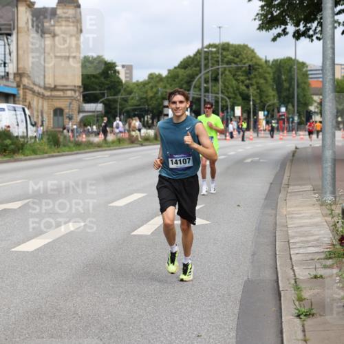 29.06.2025 - hella hamburg halbmarathon Yannick Fuchs http://msf.ph/oto/8162100 29.06.2025 10:21:12 20KM 9767, 10468, 14107, 16615, 17003, 17258 meine-sportfotos.de