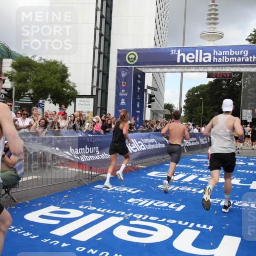 29.06.2025 - hella hamburg halbmarathon Michael Strokosch http://msf.ph/oto/8162355 29.06.2025 10:32:48 Ziel 1990, 7965, 8062, 12987, 13961, 14028, 15054, 17117, 17151 meine-sportfotos.de