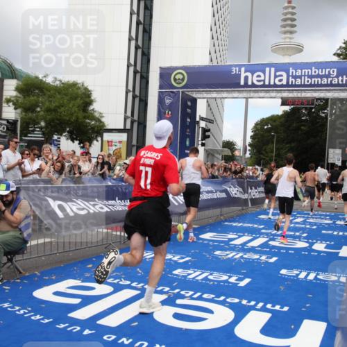 29.06.2025 - hella hamburg halbmarathon Michael Strokosch http://msf.ph/oto/8162395 29.06.2025 10:32:50 Ziel 7965, 8062, 12987, 13686, 13961, 14028, 15054, 16425, 17117, 17151 meine-sportfotos.de
