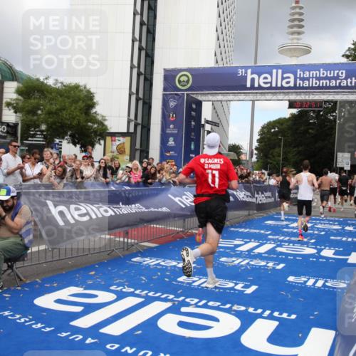 29.06.2025 - hella hamburg halbmarathon Michael Strokosch http://msf.ph/oto/8162405 29.06.2025 10:32:50 Ziel 7965, 8062, 12987, 13686, 13961, 14028, 15054, 16425, 17117, 17151 meine-sportfotos.de