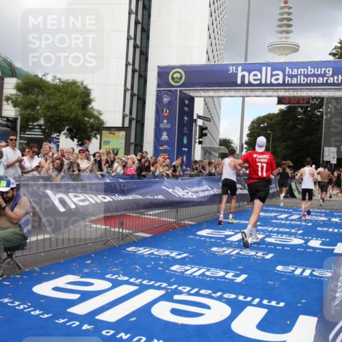 29.06.2025 - hella hamburg halbmarathon Michael Strokosch http://msf.ph/oto/8162427 29.06.2025 10:32:51 Ziel 7965, 8062, 12987, 13686, 14028, 15054, 16425, 17117, 17151, 18687 meine-sportfotos.de