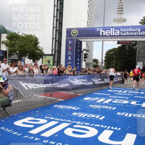 29.06.2025 - hella hamburg halbmarathon Michael Strokosch http://msf.ph/oto/8162471 29.06.2025 10:32:53 Ziel 4749, 6358, 8062, 10453, 13686, 14028, 15054, 16425, 18687 meine-sportfotos.de
