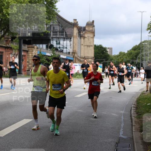 29.06.2025 - hella hamburg halbmarathon Yannick Fuchs http://msf.ph/oto/8162483 29.06.2025 10:39:32 20KM 1171, 1424, 2098, 2188, 2470, 2890, 2970, 3785, 3917, 4270, 4915, 4997, 5047, 5623, 6266, 6375, 6575, 6819, 7087, 7167, 7325, 7709, 7843, 8871, 9030, 9710, 9720, 10064, 10313, 10741, 11688, 12154, 12161, 12528, 12643, 12783, 13919, 15334, 15365, 15651, 15666, 15760, 16058, 16617, 16685, 16689, 16725, 16803, 16834, 17381, 17382, 17544, 17960, 18055, 18407, 18631, 18638, 18689, 18718, 19116 meine-sportfotos.de
