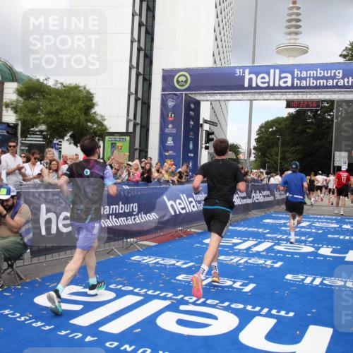 29.06.2025 - hella hamburg halbmarathon Michael Strokosch http://msf.ph/oto/8162486 29.06.2025 10:32:55 Ziel 4463, 4749, 6358, 10453, 12290, 13686, 14028, 15054, 16425, 18687, 19059 meine-sportfotos.de