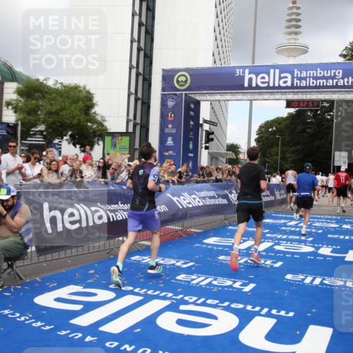 29.06.2025 - hella hamburg halbmarathon Michael Strokosch http://msf.ph/oto/8162496 29.06.2025 10:32:55 Ziel 4463, 4749, 6358, 10453, 12290, 13686, 14028, 15054, 16425, 18687, 19059 meine-sportfotos.de