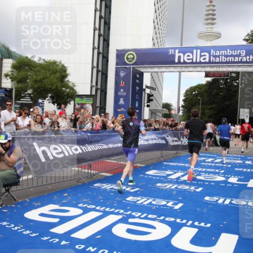 29.06.2025 - hella hamburg halbmarathon Michael Strokosch http://msf.ph/oto/8162503 29.06.2025 10:32:56 Ziel 4463, 4749, 6358, 10453, 12290, 13686, 16425, 18687, 19059 meine-sportfotos.de