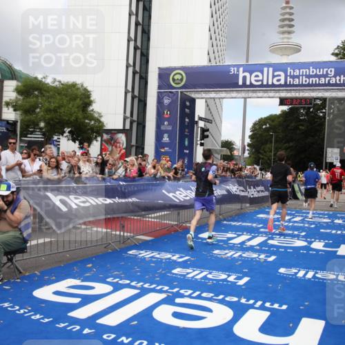 29.06.2025 - hella hamburg halbmarathon Michael Strokosch http://msf.ph/oto/8162512 29.06.2025 10:32:56 Ziel 4463, 4749, 6358, 10453, 12290, 13686, 16425, 18687, 19059 meine-sportfotos.de