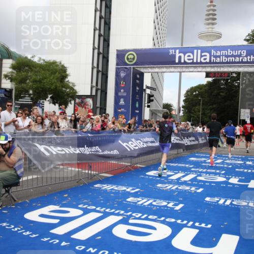 29.06.2025 - hella hamburg halbmarathon Michael Strokosch http://msf.ph/oto/8162519 29.06.2025 10:32:56 Ziel 4463, 4749, 6358, 10453, 12290, 13686, 16425, 18687, 19059 meine-sportfotos.de