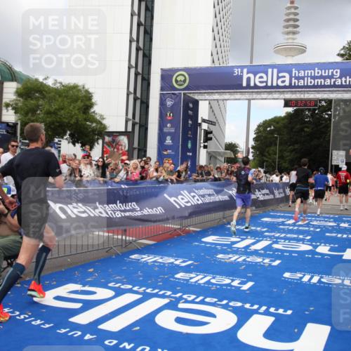 29.06.2025 - hella hamburg halbmarathon Michael Strokosch http://msf.ph/oto/8162534 29.06.2025 10:32:57 Ziel 4463, 4749, 6358, 10453, 12290, 13686, 16425, 18687, 19059 meine-sportfotos.de