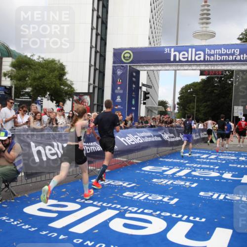 29.06.2025 - hella hamburg halbmarathon Michael Strokosch http://msf.ph/oto/8162559 29.06.2025 10:32:57 Ziel 4463, 4749, 6358, 10453, 12290, 13686, 16425, 18687, 19059 meine-sportfotos.de