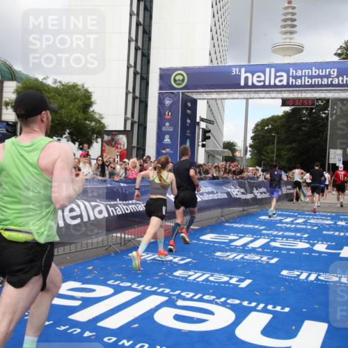 29.06.2025 - hella hamburg halbmarathon Michael Strokosch http://msf.ph/oto/8162570 29.06.2025 10:32:58 Ziel 4463, 4749, 6358, 10453, 12290, 13686, 16425, 18687, 19059 meine-sportfotos.de