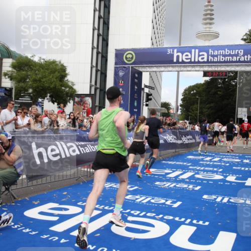 29.06.2025 - hella hamburg halbmarathon Michael Strokosch http://msf.ph/oto/8162578 29.06.2025 10:32:58 Ziel 4463, 4749, 6358, 10453, 12290, 13686, 16425, 18687, 19059 meine-sportfotos.de
