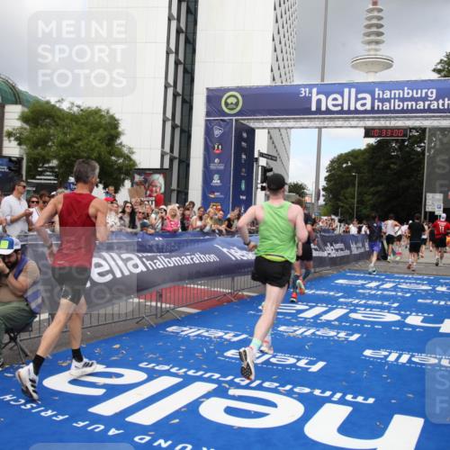 29.06.2025 - hella hamburg halbmarathon Michael Strokosch http://msf.ph/oto/8162593 29.06.2025 10:32:58 Ziel 4463, 4749, 6358, 10453, 12290, 13686, 16425, 18687, 19059 meine-sportfotos.de