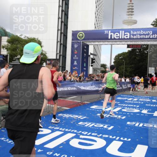 29.06.2025 - hella hamburg halbmarathon Michael Strokosch http://msf.ph/oto/8162612 29.06.2025 10:32:59 Ziel 4463, 4749, 6358, 10453, 12290, 16425, 18679, 18687, 19059 meine-sportfotos.de