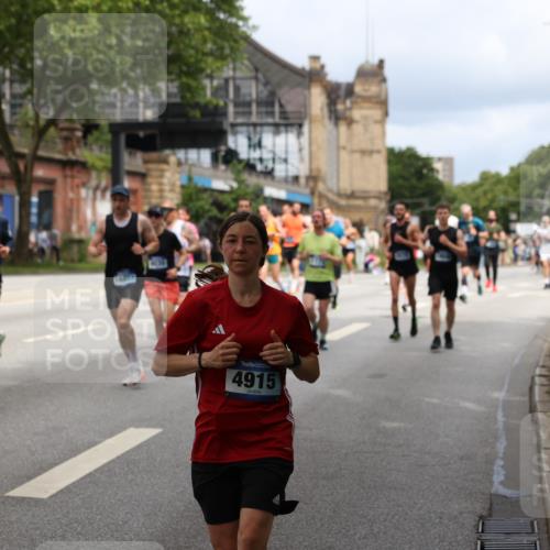 29.06.2025 - hella hamburg halbmarathon Yannick Fuchs http://msf.ph/oto/8162621 29.06.2025 10:39:34 20KM 1171, 1424, 2098, 2188, 2470, 2890, 3785, 3917, 4270, 4915, 4997, 5047, 5623, 5706, 6266, 6375, 6575, 6819, 6831, 7087, 7167, 7325, 7709, 7843, 8871, 9030, 9105, 9710, 9720, 10064, 10313, 10741, 11688, 12154, 12161, 12528, 12643, 12783, 13919, 15334, 15365, 15651, 15666, 15760, 16617, 16685, 16689, 16725, 16803, 16834, 17381, 17382, 17544, 17960, 18055, 18407, 18631, 18638, 18689, 18718, 18862, 19116 meine-sportfotos.de