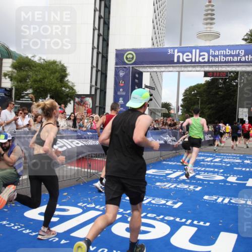 29.06.2025 - hella hamburg halbmarathon Michael Strokosch http://msf.ph/oto/8162639 29.06.2025 10:32:59 Ziel 4463, 4749, 6358, 10453, 12290, 16425, 18679, 18687, 19059 meine-sportfotos.de