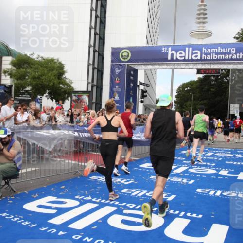 29.06.2025 - hella hamburg halbmarathon Michael Strokosch http://msf.ph/oto/8162642 29.06.2025 10:32:59 Ziel 4463, 4749, 6358, 10453, 12290, 16425, 18679, 18687, 19059 meine-sportfotos.de