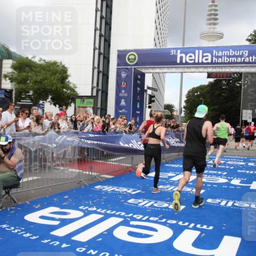 29.06.2025 - hella hamburg halbmarathon Michael Strokosch http://msf.ph/oto/8162652 29.06.2025 10:33:00 Ziel 4463, 4749, 6358, 10453, 12290, 18679, 18687, 19059 meine-sportfotos.de