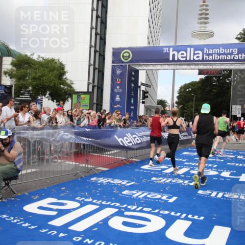 29.06.2025 - hella hamburg halbmarathon Michael Strokosch http://msf.ph/oto/8162655 29.06.2025 10:33:00 Ziel 4463, 4749, 6358, 10453, 12290, 18679, 18687, 19059 meine-sportfotos.de
