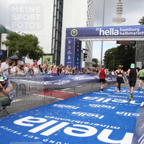 29.06.2025 - hella hamburg halbmarathon Michael Strokosch http://msf.ph/oto/8162671 29.06.2025 10:33:01 Ziel 4463, 4749, 6358, 10453, 11169, 12290, 18679, 19059 meine-sportfotos.de