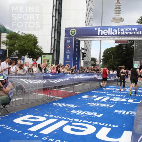 29.06.2025 - hella hamburg halbmarathon Michael Strokosch http://msf.ph/oto/8162681 29.06.2025 10:33:01 Ziel 4463, 4749, 6358, 10453, 11169, 12290, 18679, 19059 meine-sportfotos.de