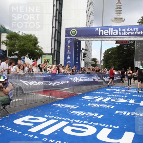 29.06.2025 - hella hamburg halbmarathon Michael Strokosch http://msf.ph/oto/8162701 29.06.2025 10:33:02 Ziel 4463, 4749, 10453, 11169, 12290, 18679, 19059 meine-sportfotos.de