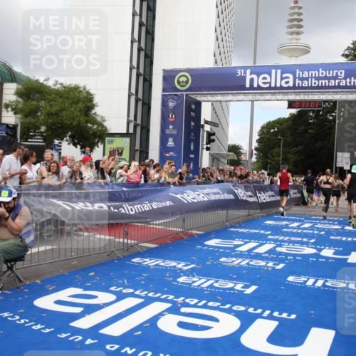 29.06.2025 - hella hamburg halbmarathon Michael Strokosch http://msf.ph/oto/8162711 29.06.2025 10:33:02 Ziel 4463, 4749, 10453, 11169, 12290, 18679, 19059 meine-sportfotos.de