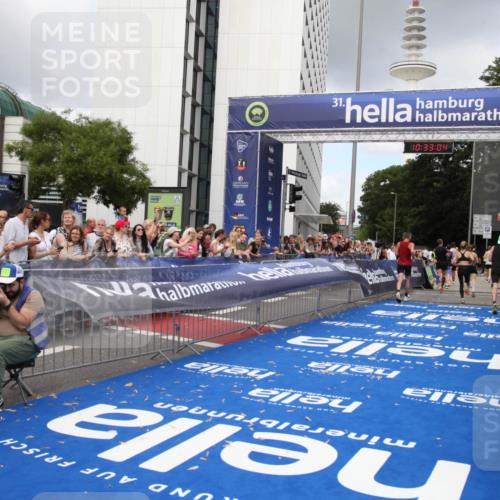 29.06.2025 - hella hamburg halbmarathon Michael Strokosch http://msf.ph/oto/8162722 29.06.2025 10:33:02 Ziel 4463, 4749, 10453, 11169, 12290, 18679, 19059 meine-sportfotos.de
