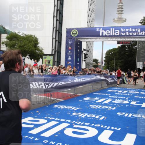 29.06.2025 - hella hamburg halbmarathon Michael Strokosch http://msf.ph/oto/8162732 29.06.2025 10:33:03 Ziel 4463, 11169, 12290, 18679, 19059 meine-sportfotos.de