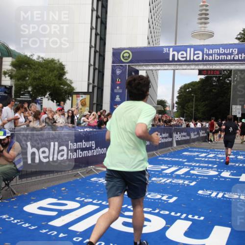 29.06.2025 - hella hamburg halbmarathon Michael Strokosch http://msf.ph/oto/8162737 29.06.2025 10:33:05 Ziel 11169, 18679 meine-sportfotos.de